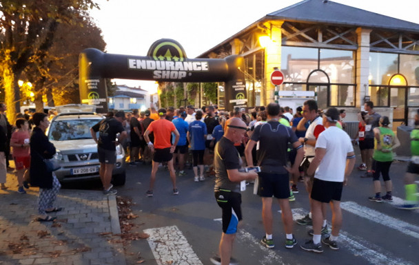 Départ d'une course nocturne dans les rues de Saint-Astier