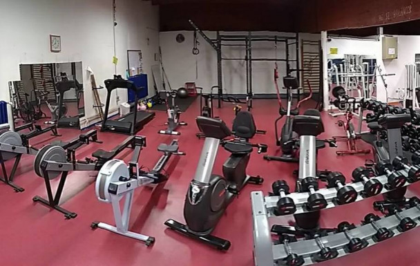 Salle de musculation du CNEFG équipée de rameurs, vélos et haltères
